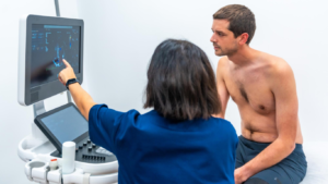 Médica mostrando para o paciente o seu ecocardiograma