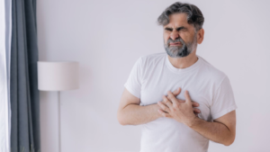 Homem com dor no peito, precisando de um cardiologista