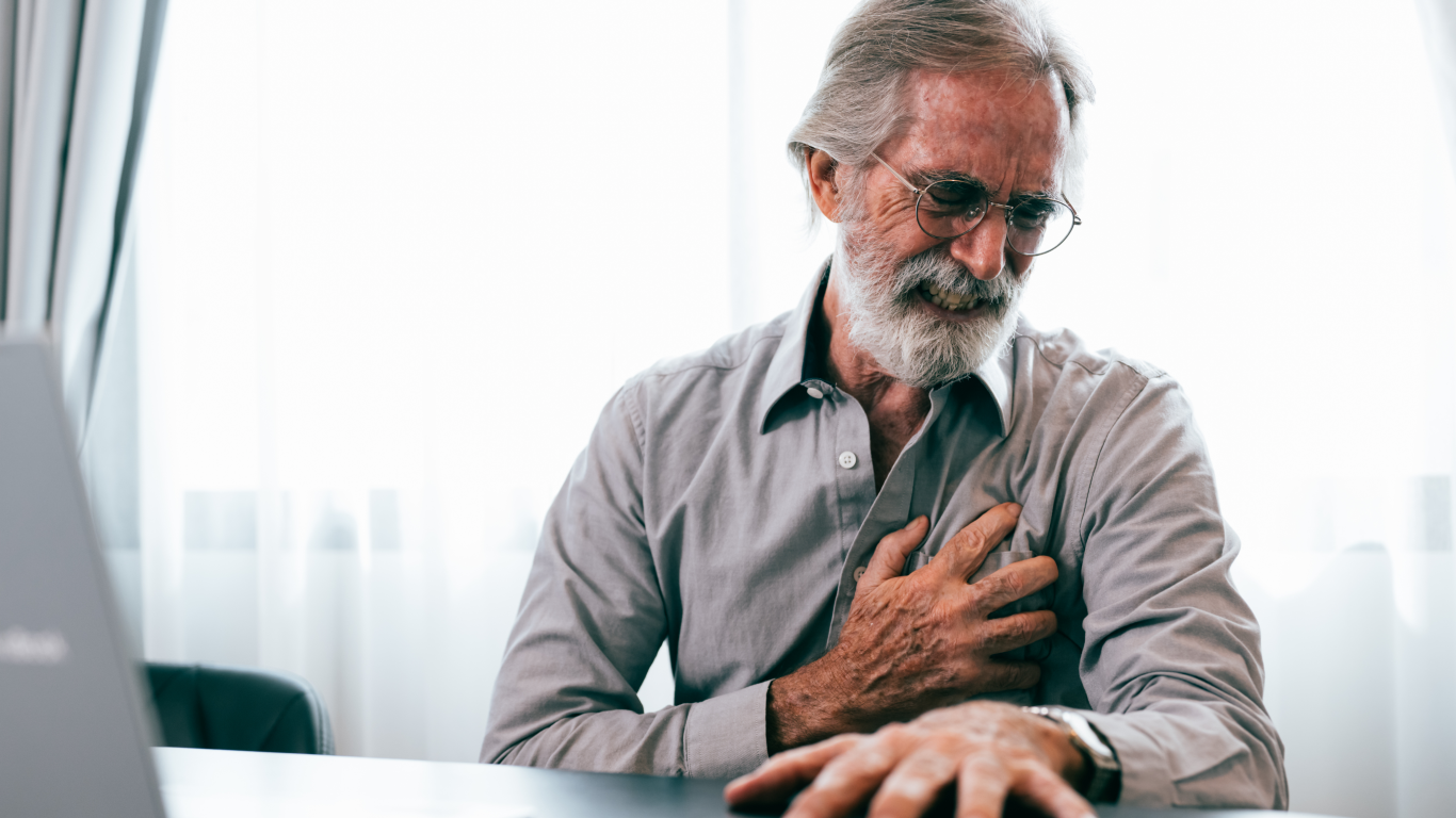 Homem sofrendo com insuficiência cardíaca
