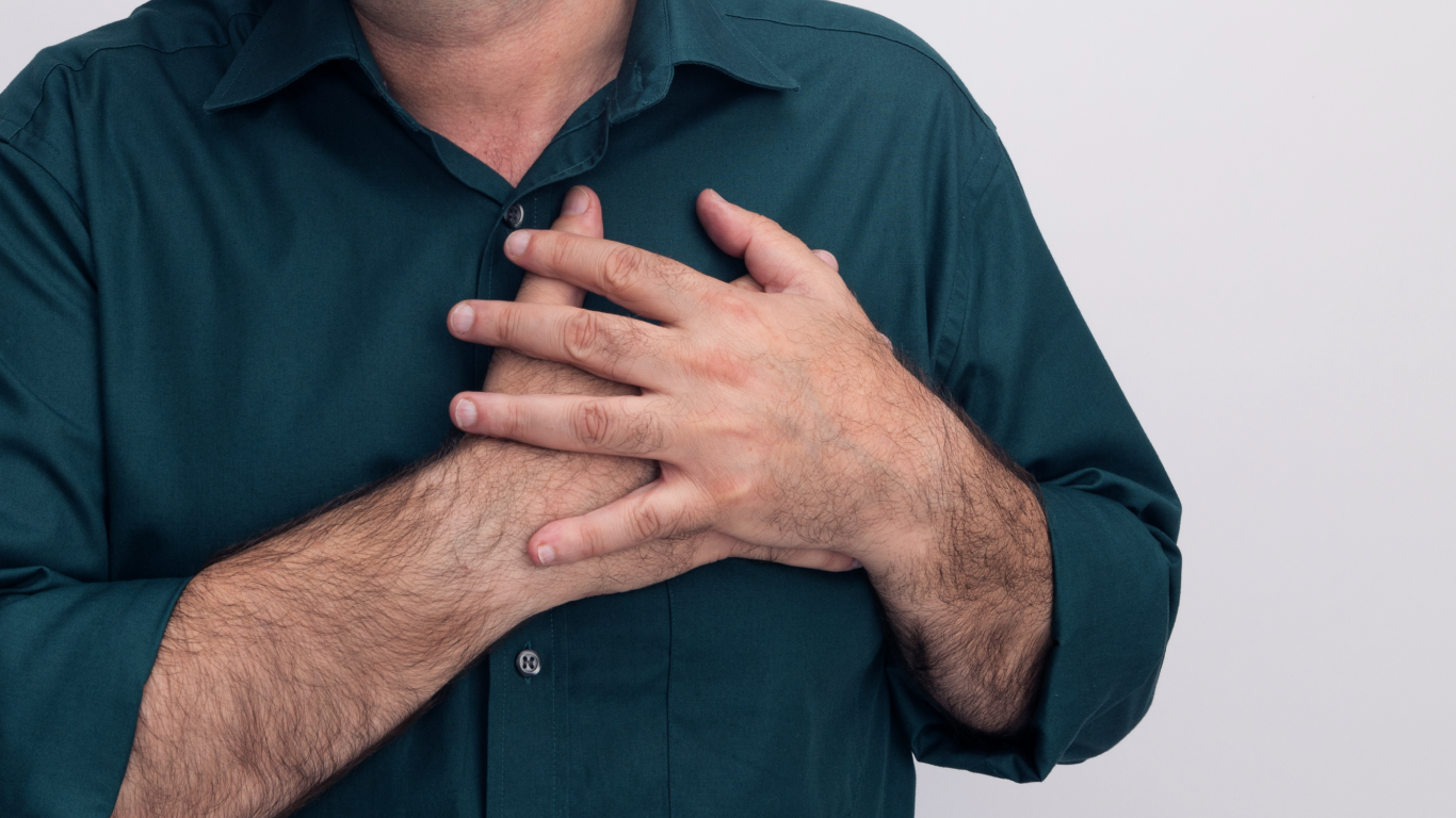 Homem sentindo sinais de infarto