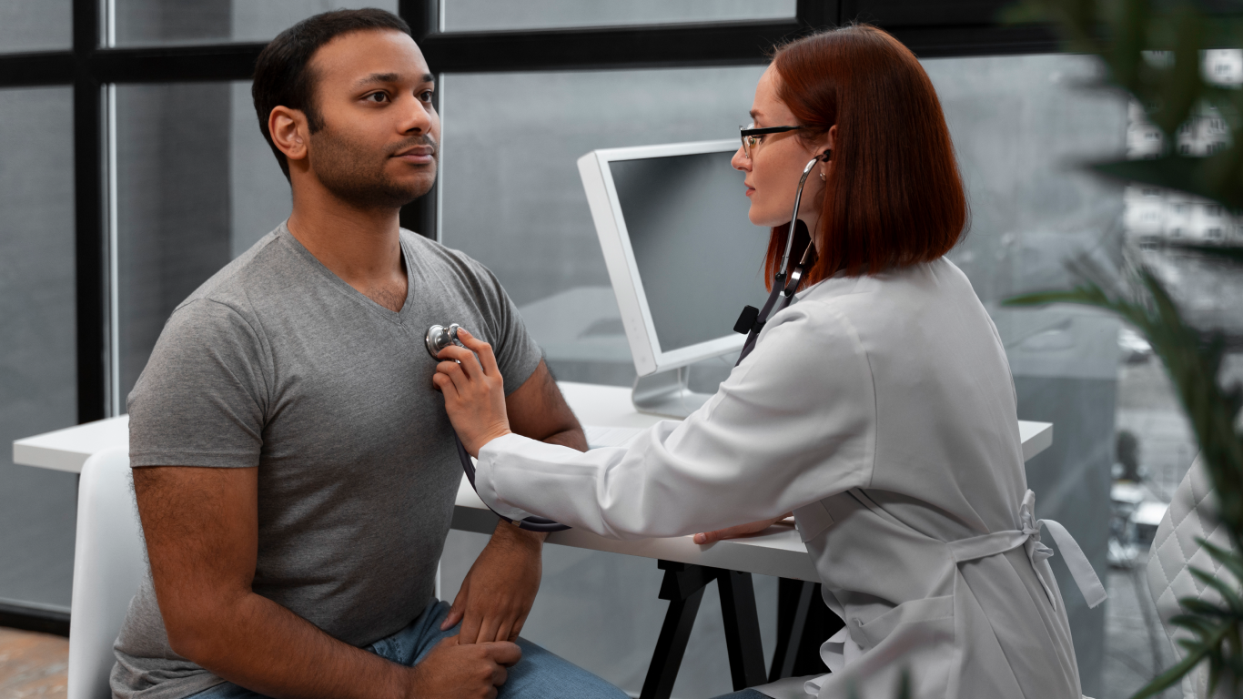Médica examinando o paciente, falando sobre a hipertensão aos 30 anos