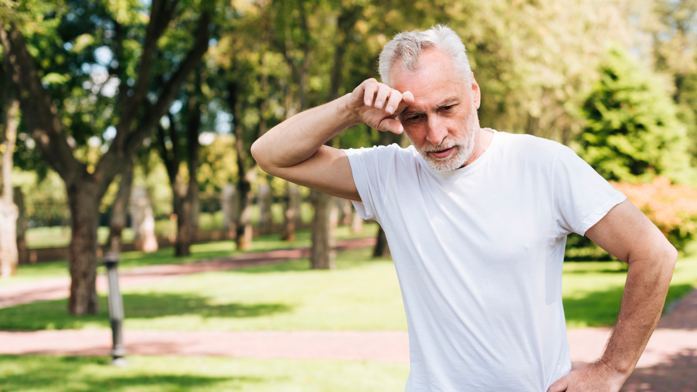 Homem de meia idade fazendo exercícios físicos, preocupado com a morte súbita em atletas