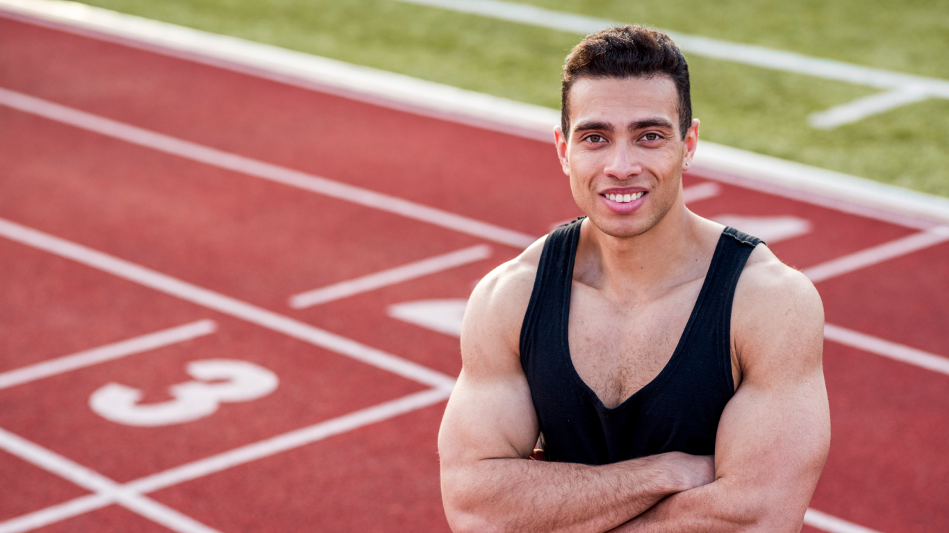 Homem jovem em uma pista de corrida, para falar sobre a avaliação cardiovascular em atletas amadores