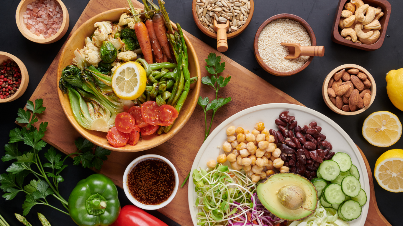 Pratos com vegetais variados sobre a mesa, para falar sobre a relação entre alimentação e hipertensão